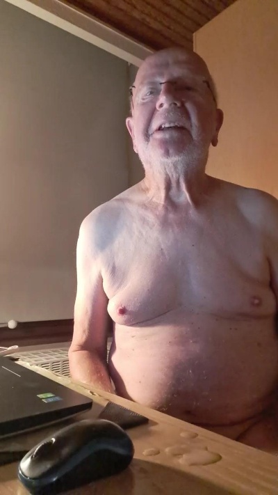 robert42 live cam on Cam4