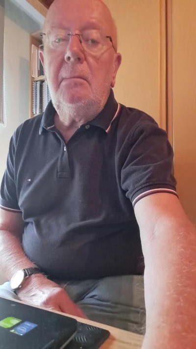 robert42 live cam on Cam4