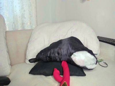 rubyred_fun live cam on Cam4