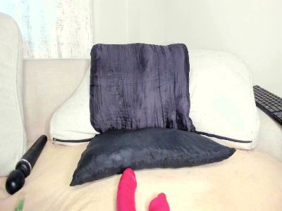 rubyred_fun live cam on Cam4