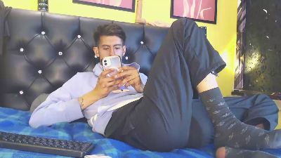 saintboyskinny live cam on Cam4