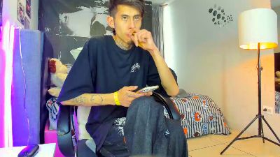 saintboyskinny live cam on Cam4