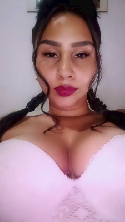 sara_jonnes live cam on Cam4