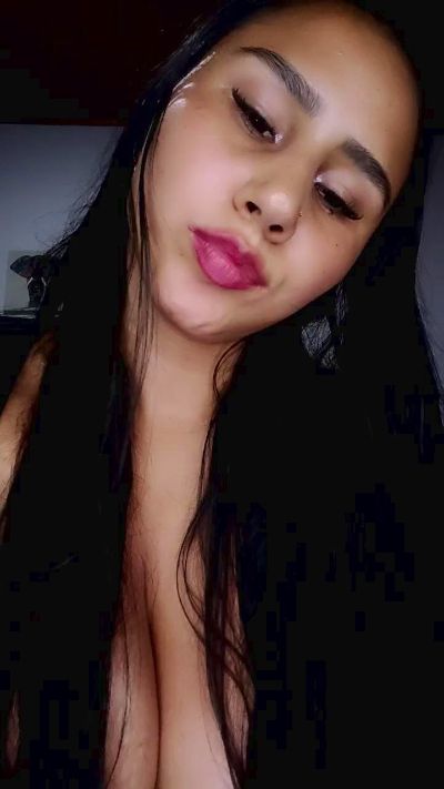 sara_jonnes live cam on Cam4