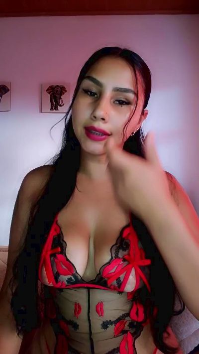 sara_jonnes live cam on Cam4