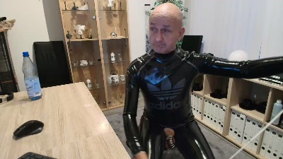 sau_rubber live cam on Cam4