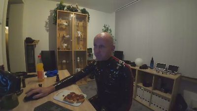 sau_rubber live cam on Cam4