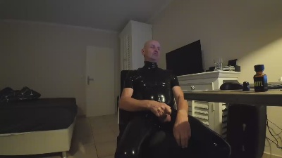 sau_rubber live cam on Cam4