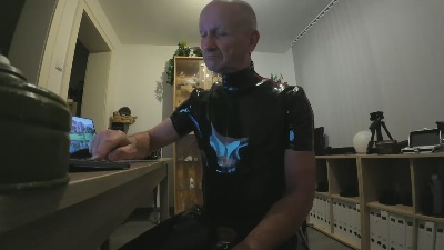 sau_rubber live cam on Cam4