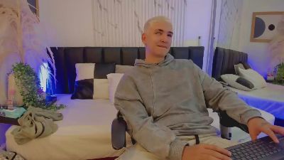 sebas__23 live cam on Cam4