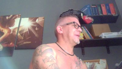 silvestro121 live cam on Cam4