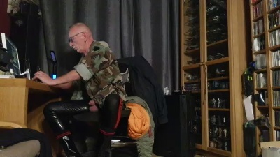 skinguyni live cam on Cam4