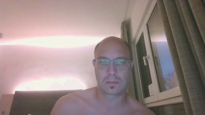 slavevienna1 live cam on Cam4