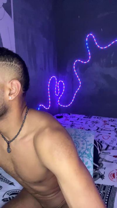 stvxxx777 live cam on Cam4