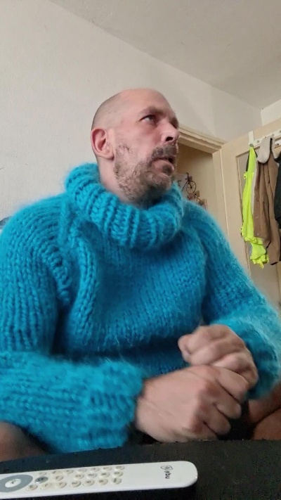 sweaterslut live cam on Cam4
