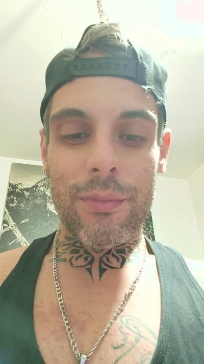 taruated24 live cam on Cam4