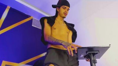 tayson_rigs live cam on Cam4