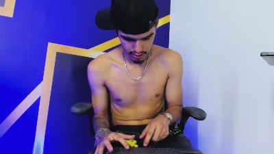 tayson_rigs live cam on Cam4