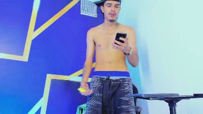 tayson_rigs live cam on Cam4