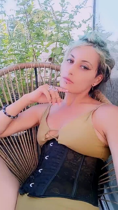 theWitch696 live cam on Cam4
