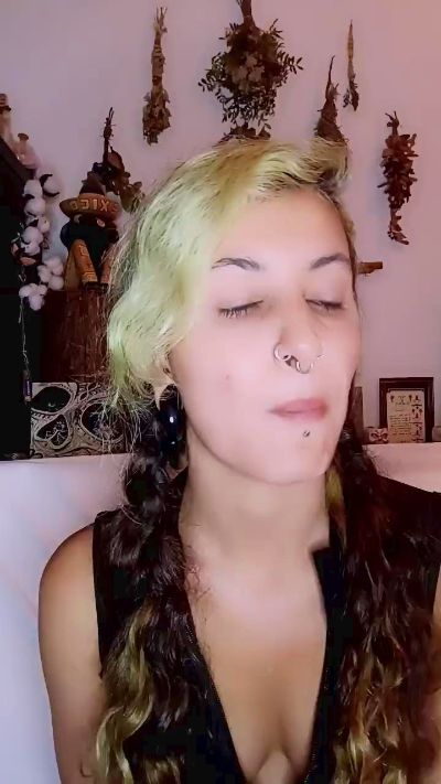 theWitch696 live cam on Cam4