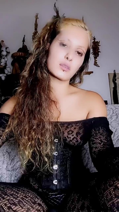 theWitch696 live cam on Cam4
