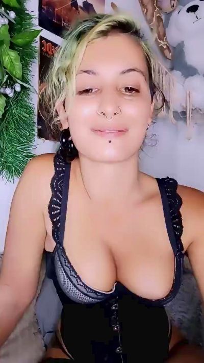 theWitch696 live cam on Cam4
