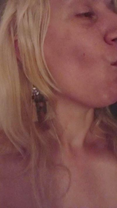 the_red_rose3 live cam on Cam4