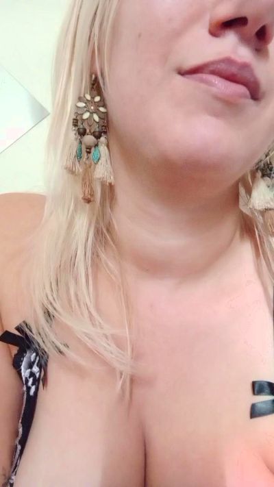 the_red_rose3 live cam on Cam4