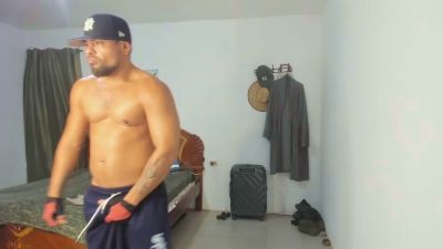 thonybeiio live cam on Cam4