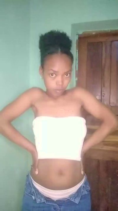 tinah23 live cam on Cam4