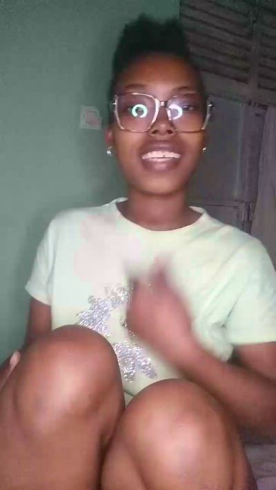 tinah23 live cam on Cam4