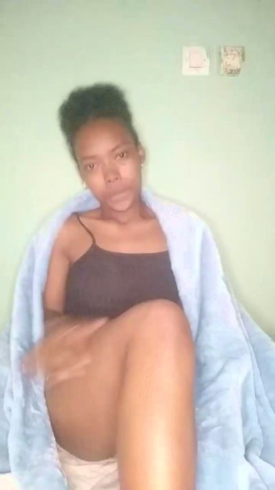 tinah23 live cam on Cam4