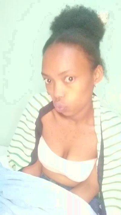 tinah23 live cam on Cam4