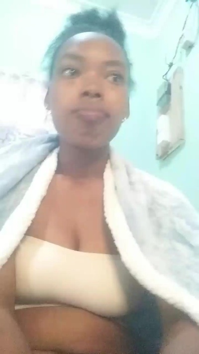 tinah23 live cam on Cam4