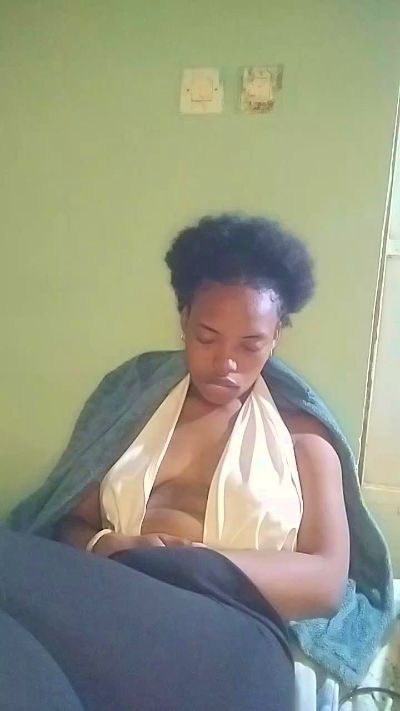 tinah23 live cam on Cam4