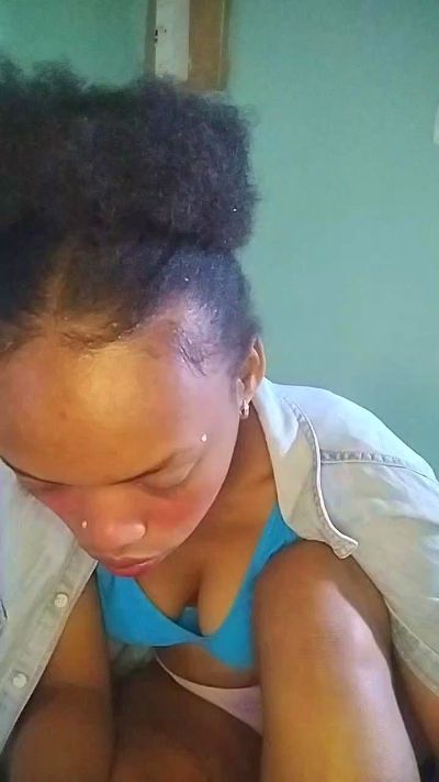 tinah23 live cam on Cam4