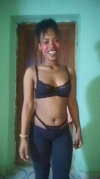 tinah23 live cam on Cam4