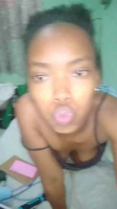 tinah23 live cam on Cam4