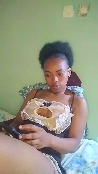 tinah23 live cam on Cam4