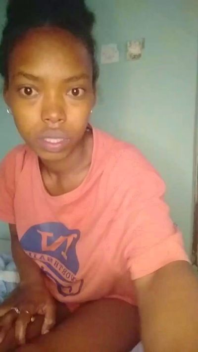 tinah23 live cam on Cam4