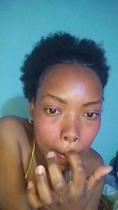 tinah23 live cam on Cam4