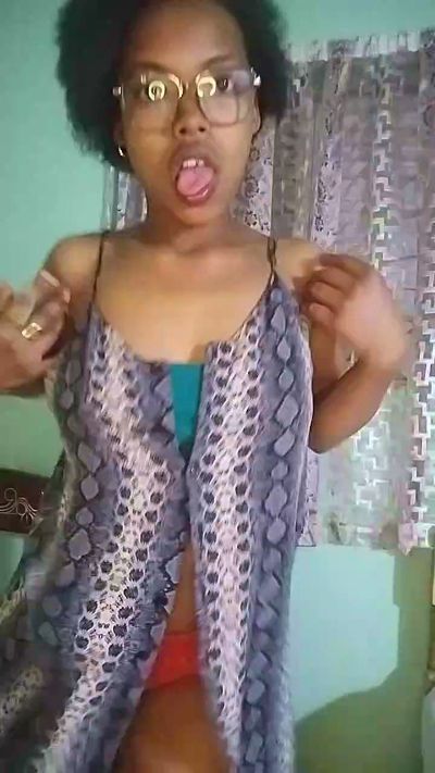 tinah23 live cam on Cam4