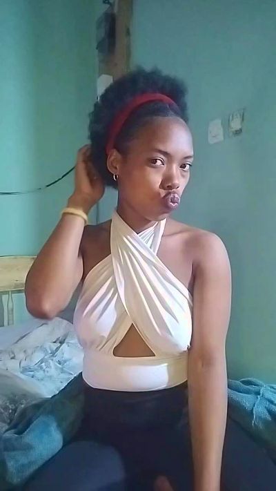tinah23 live cam on Cam4