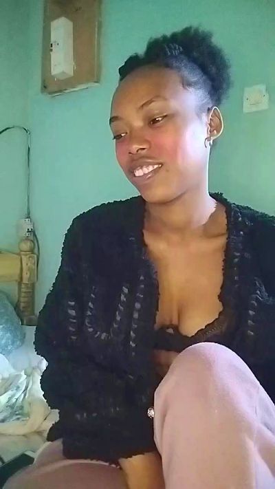 tinah23 live cam on Cam4