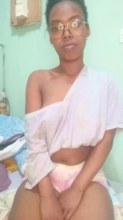 tinah23 live cam on Cam4
