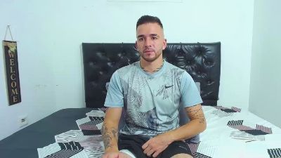 tommy_320 live cam on Cam4
