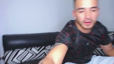 tommy_320 live cam on Cam4