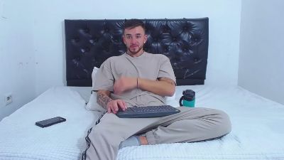 tommy_320 live cam on Cam4