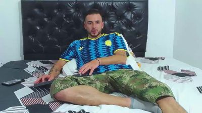 tommy_320 live cam on Cam4